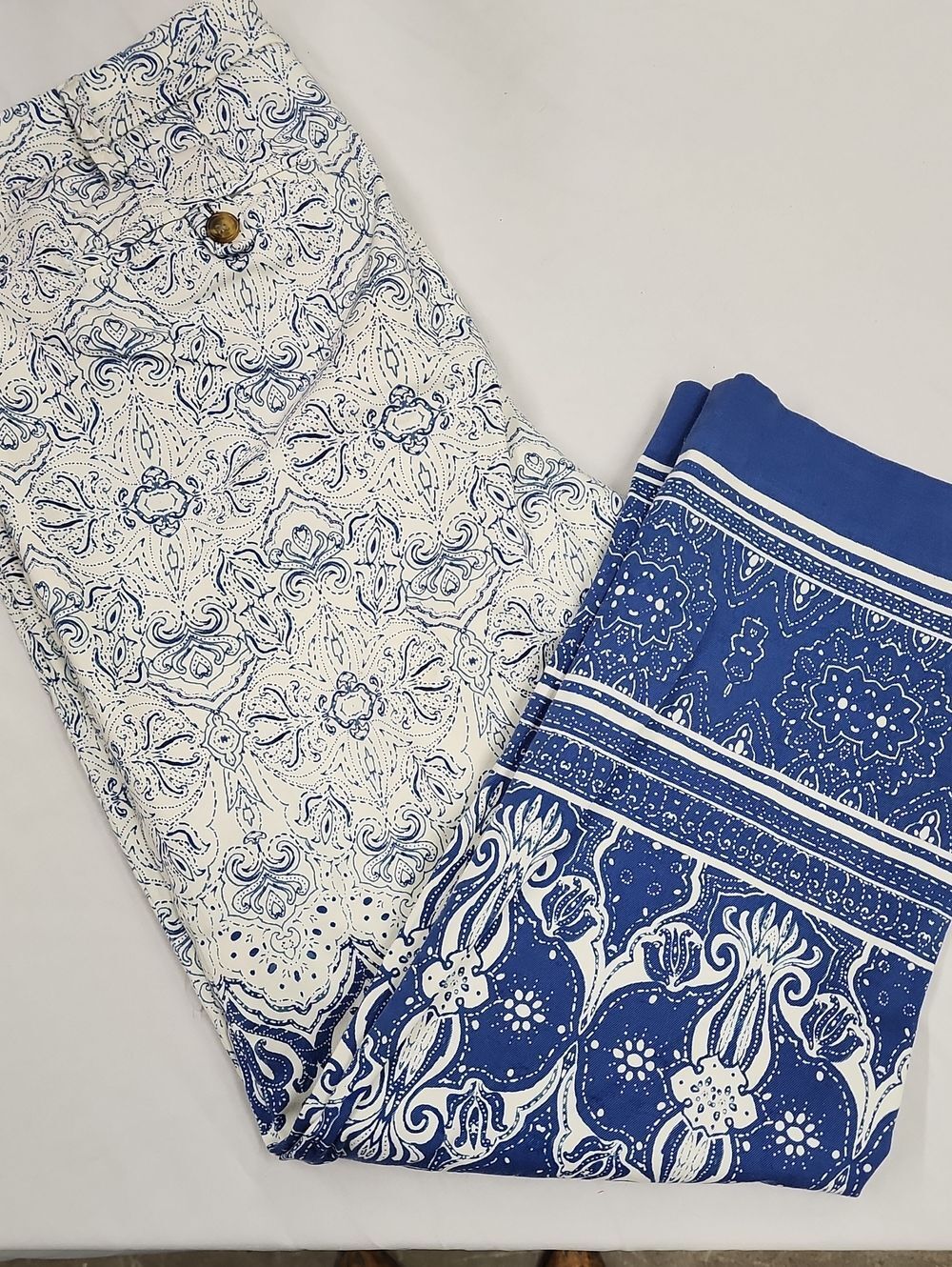 Size 6 Mid Rise Straight Leg Cropped 98% Cotton Pants